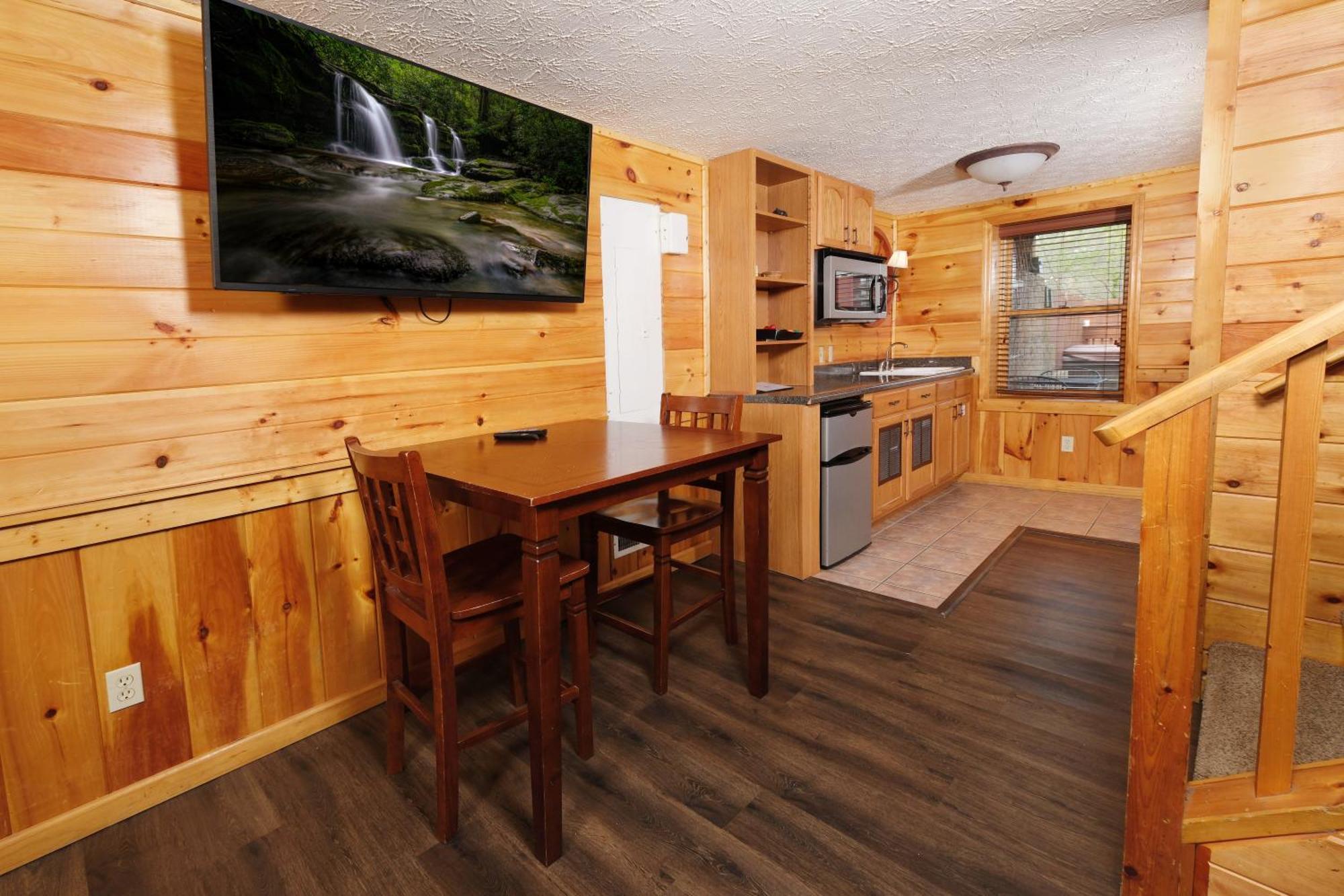 Holiday home 6br W Outdoor Pool Just 3 Min To Pigeon Forge! Free Attraction Tickets Gameroom Hot Tub