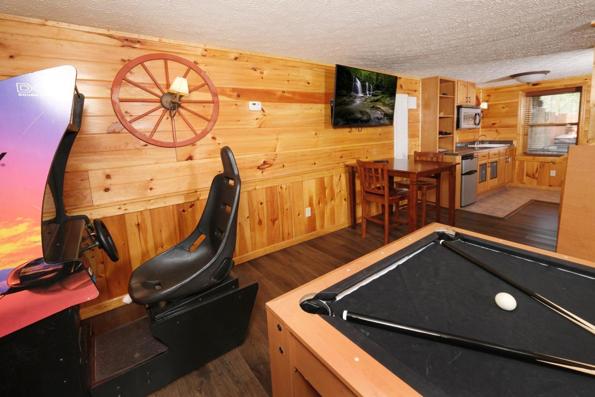 6br W Outdoor Pool Just 3 Min To Pigeon Forge! Free Attraction Tickets Gameroom Hot Tub Holiday home *