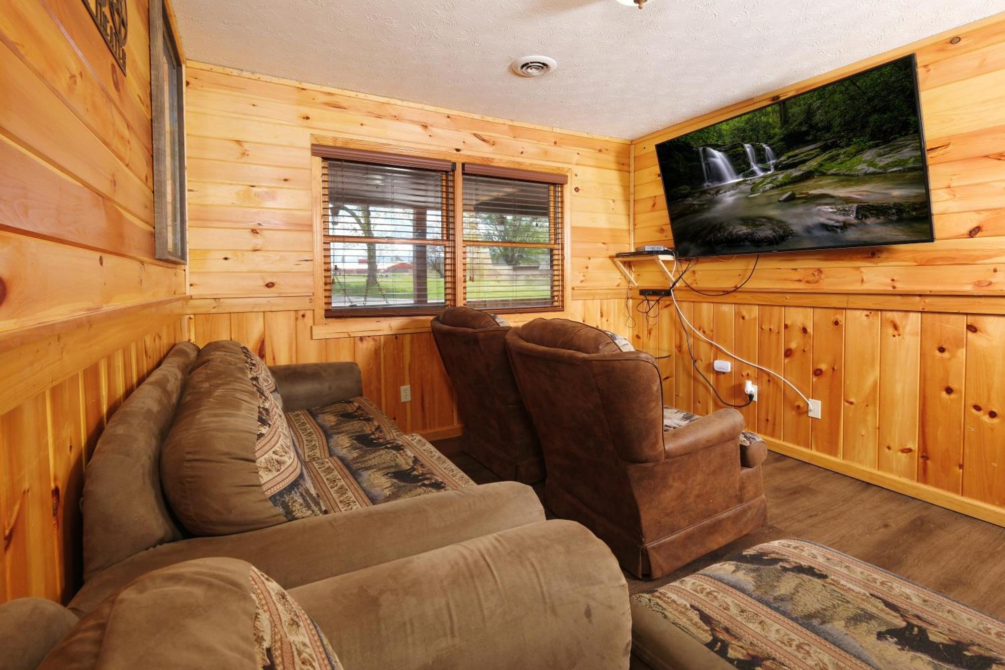 Holiday home 6br W Outdoor Pool Just 3 Min To Pigeon Forge! Free Attraction Tickets Gameroom Hot Tub *