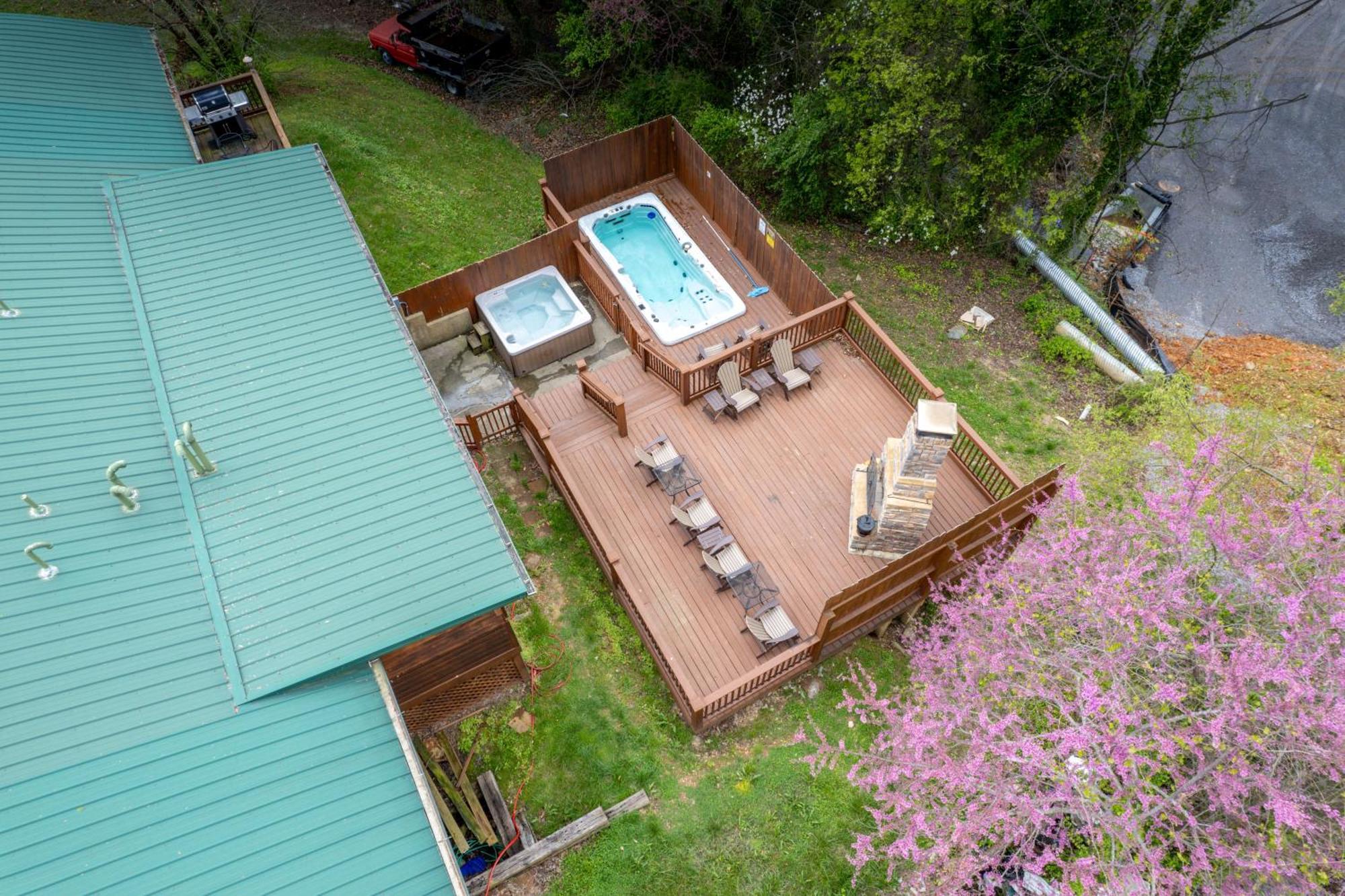 6br W Outdoor Pool Just 3 Min To Pigeon Forge! Free Attraction Tickets Gameroom Hot Tub Holiday home Pigeon Forge
