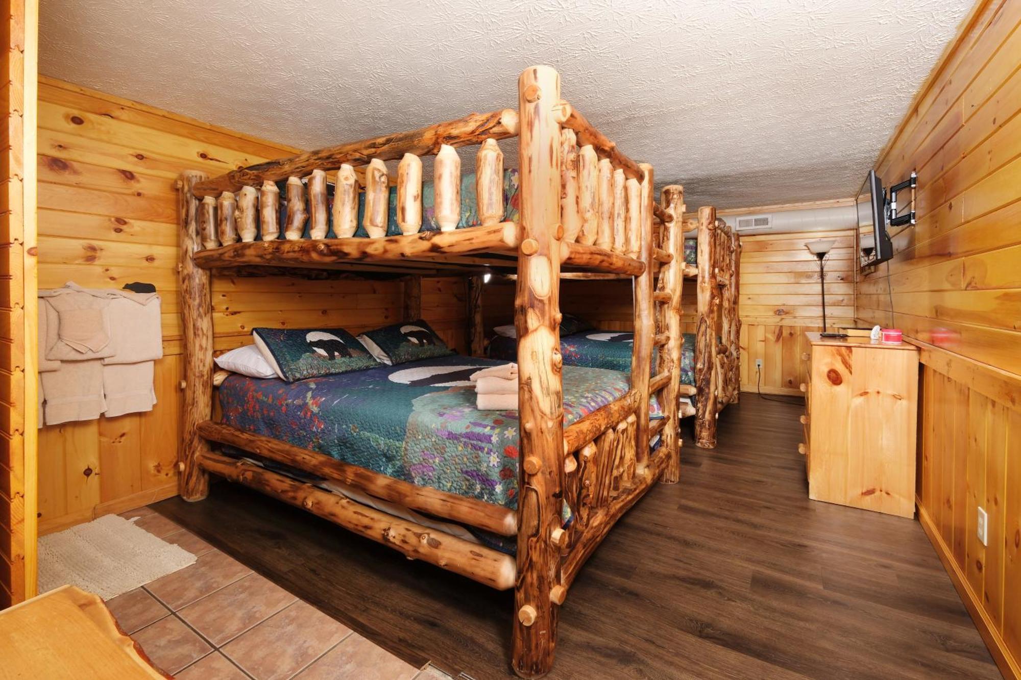 Holiday home 6br W Outdoor Pool Just 3 Min To Pigeon Forge! Free Attraction Tickets Gameroom Hot Tub Pigeon Forge