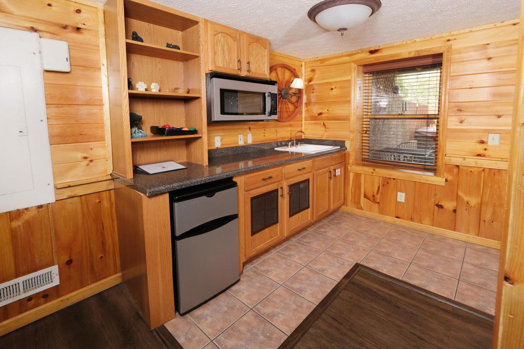 Holiday home 6br W Outdoor Pool Just 3 Min To Pigeon Forge! Free Attraction Tickets Gameroom Hot Tub