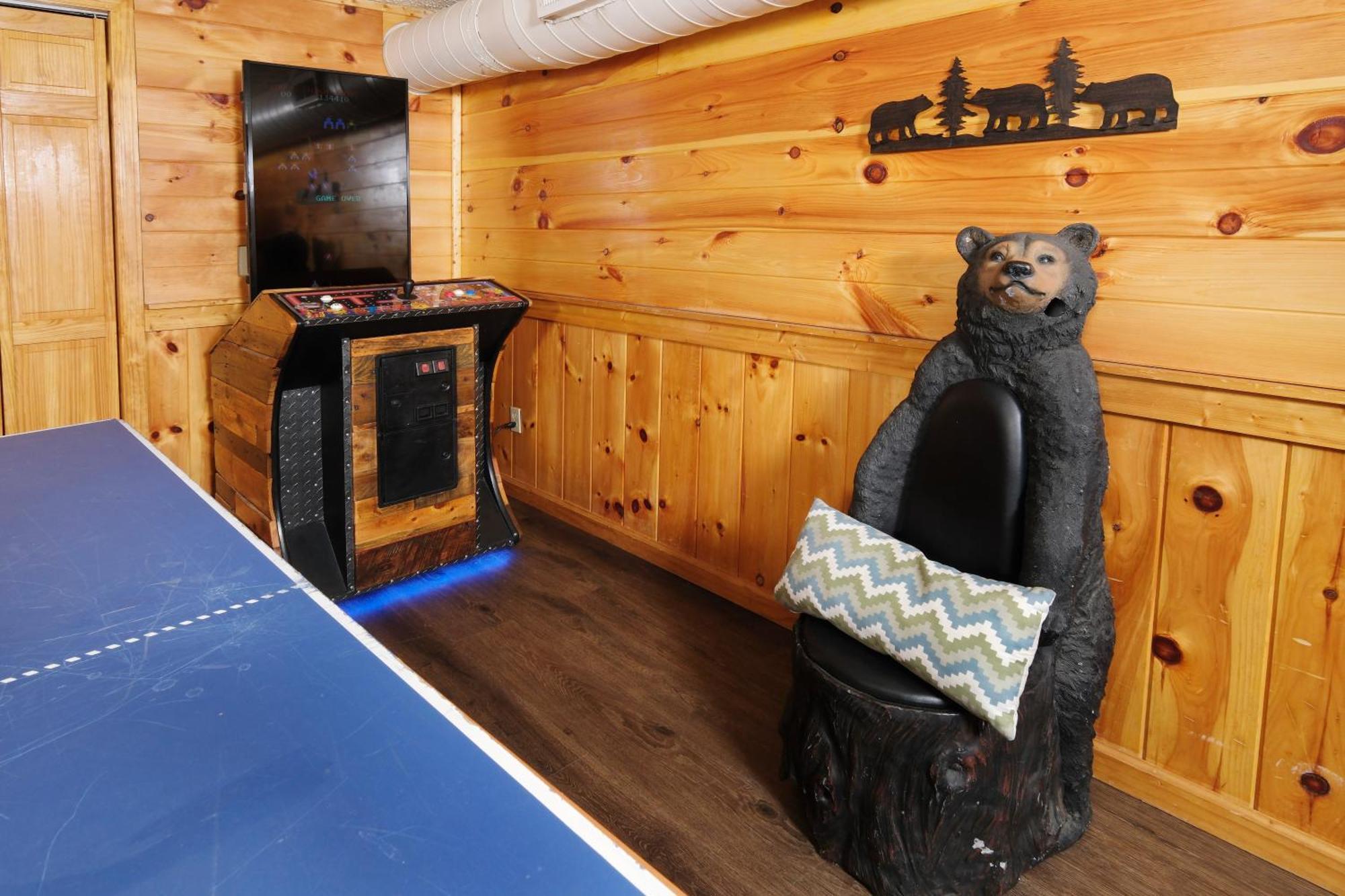 6br W Outdoor Pool Just 3 Min To Pigeon Forge! Free Attraction Tickets Gameroom Hot Tub *