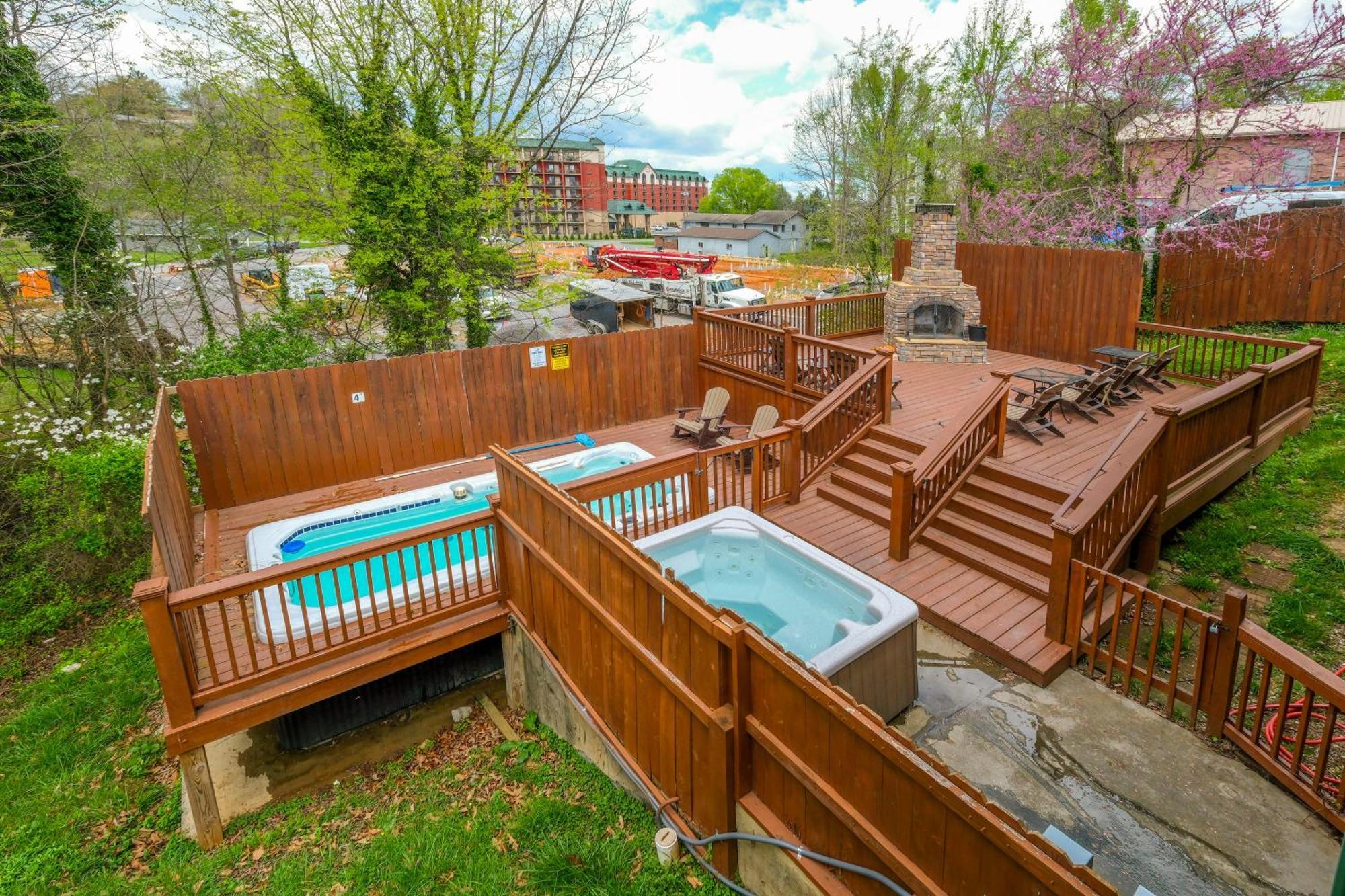 6br W Outdoor Pool Just 3 Min To Pigeon Forge! Free Attraction Tickets Gameroom Hot Tub Holiday home