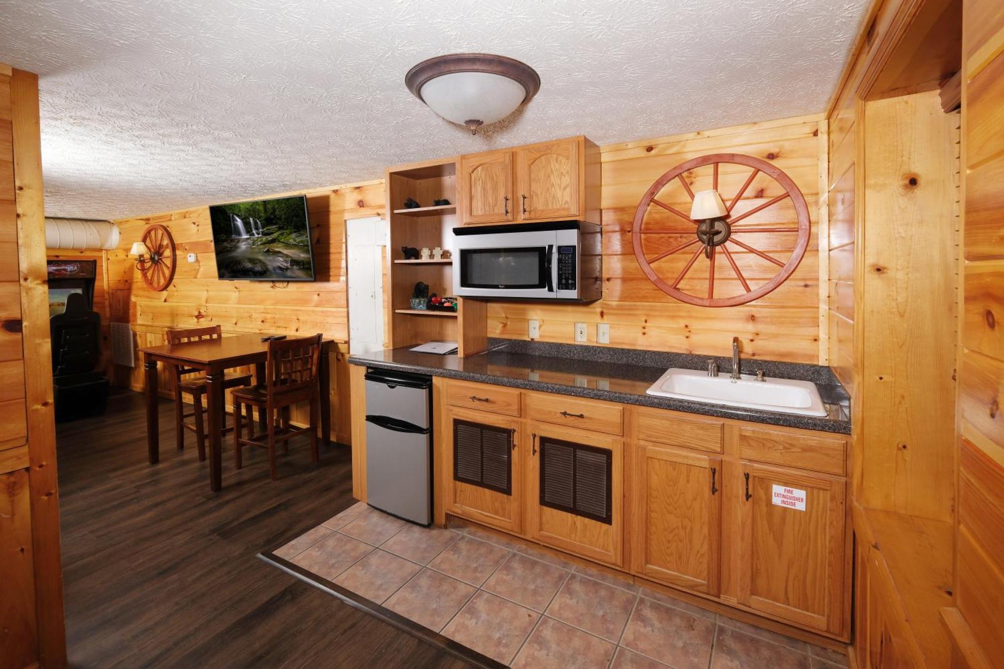 6br W Outdoor Pool Just 3 Min To Pigeon Forge! Free Attraction Tickets Gameroom Hot Tub *