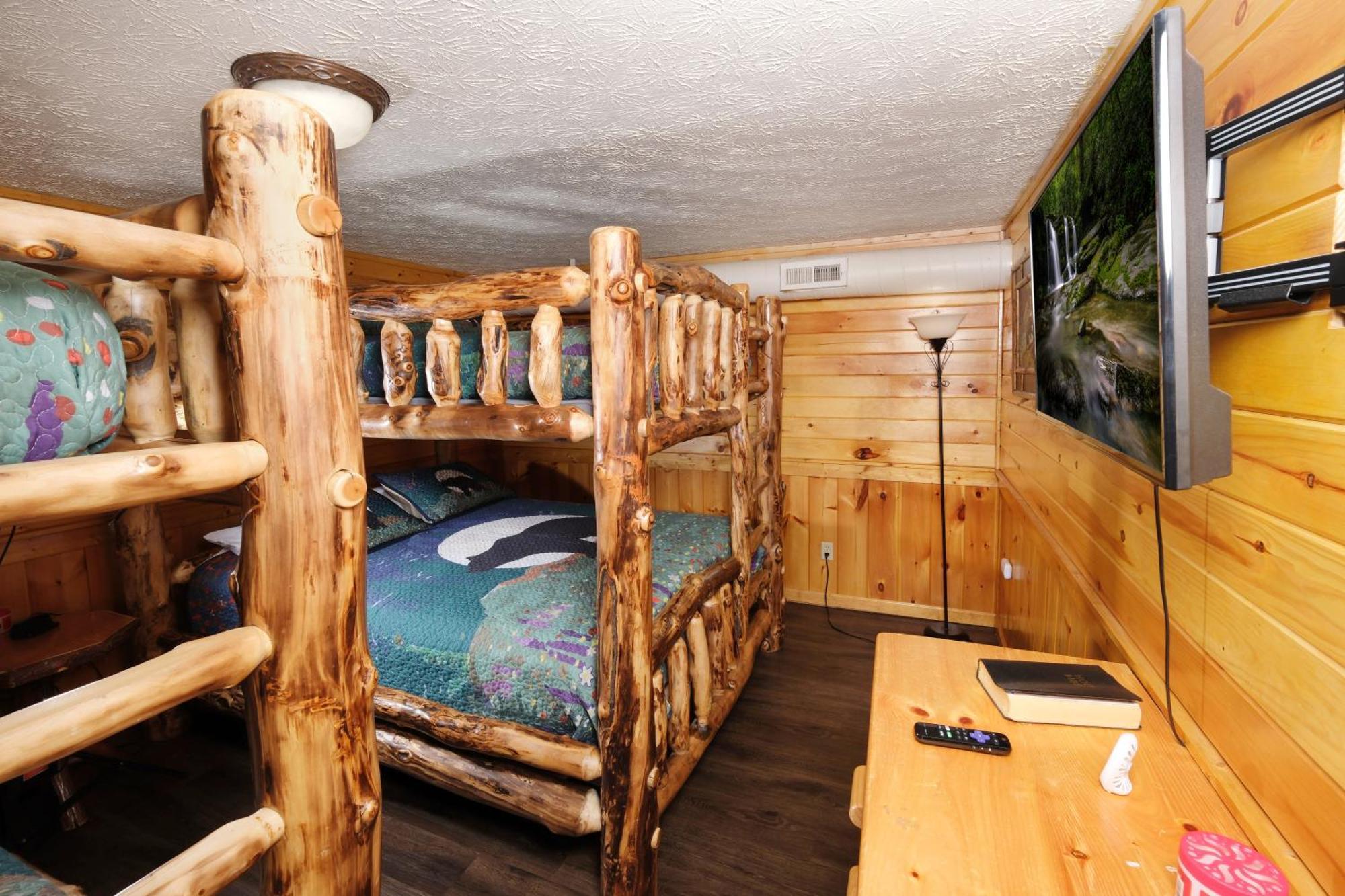 6br W Outdoor Pool Just 3 Min To Pigeon Forge! Free Attraction Tickets Gameroom Hot Tub Holiday home