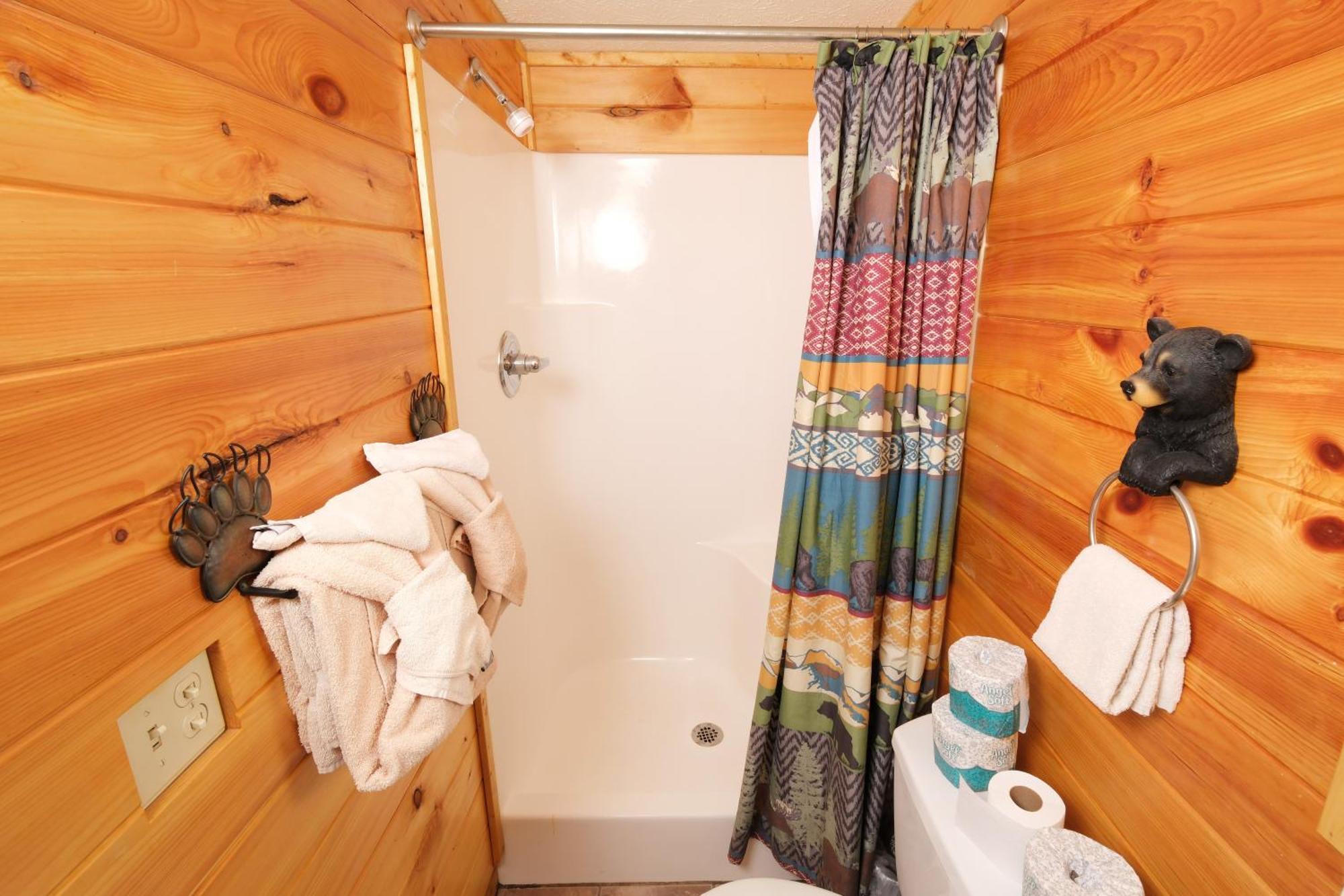 Holiday home 6br W Outdoor Pool Just 3 Min To Pigeon Forge! Free Attraction Tickets Gameroom Hot Tub