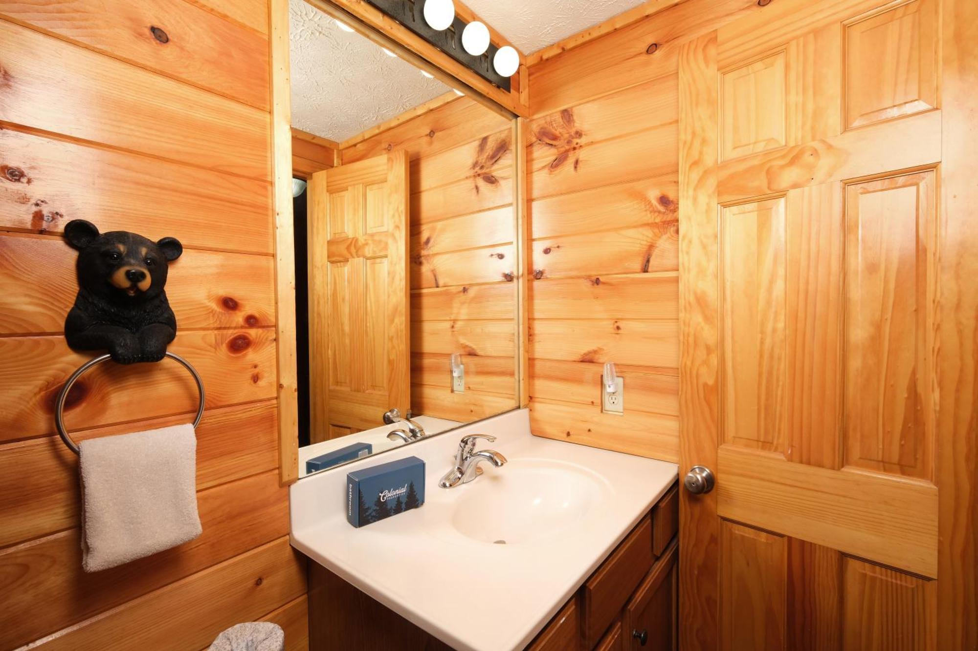 6br W Outdoor Pool Just 3 Min To Pigeon Forge! Free Attraction Tickets Gameroom Hot Tub Holiday home Pigeon Forge