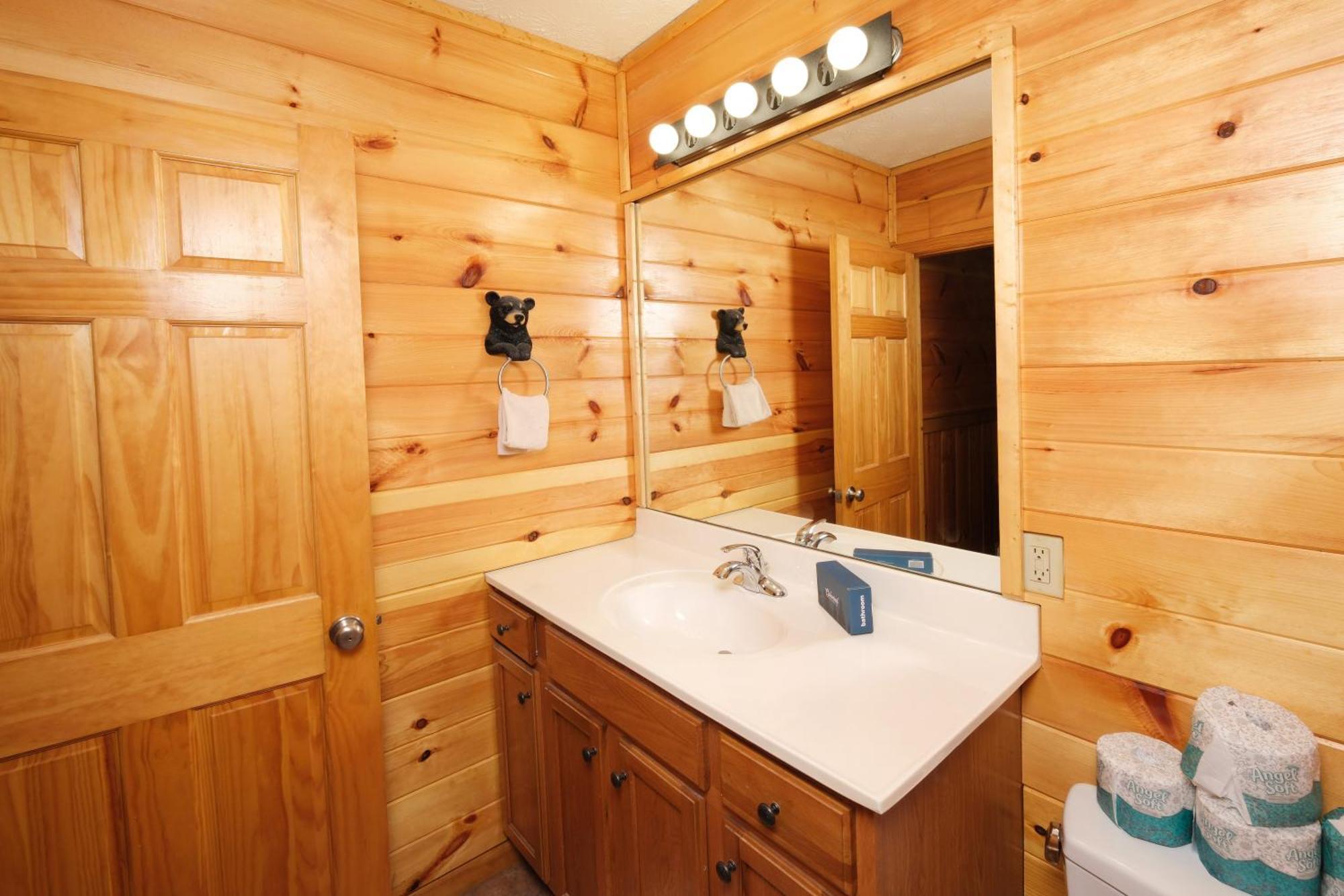 6br W Outdoor Pool Just 3 Min To Pigeon Forge! Free Attraction Tickets Gameroom Hot Tub Holiday home