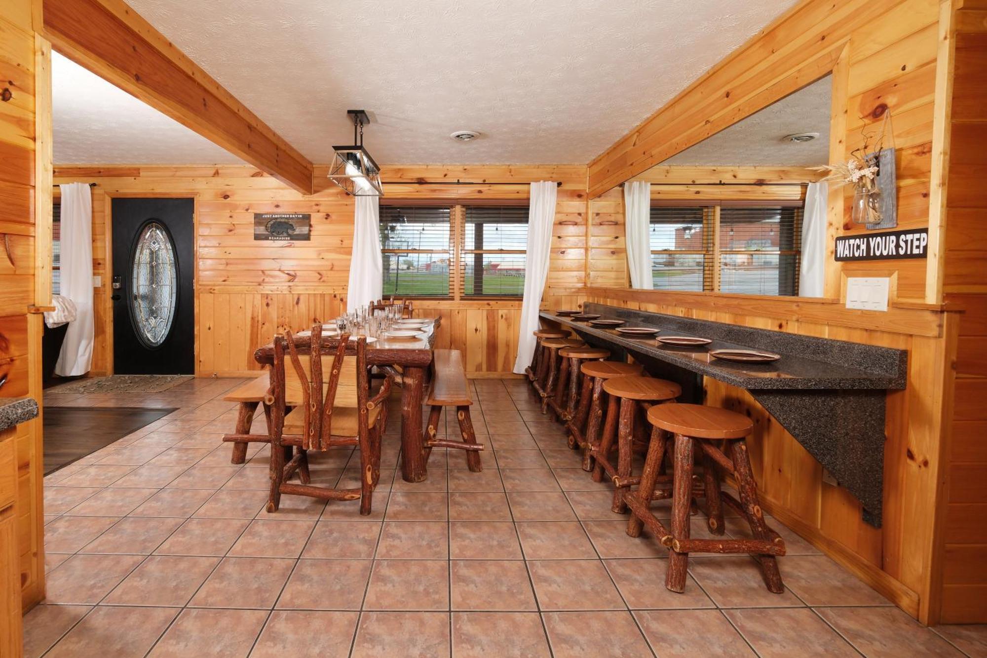 6br W Outdoor Pool Just 3 Min To Pigeon Forge! Free Attraction Tickets Gameroom Hot Tub