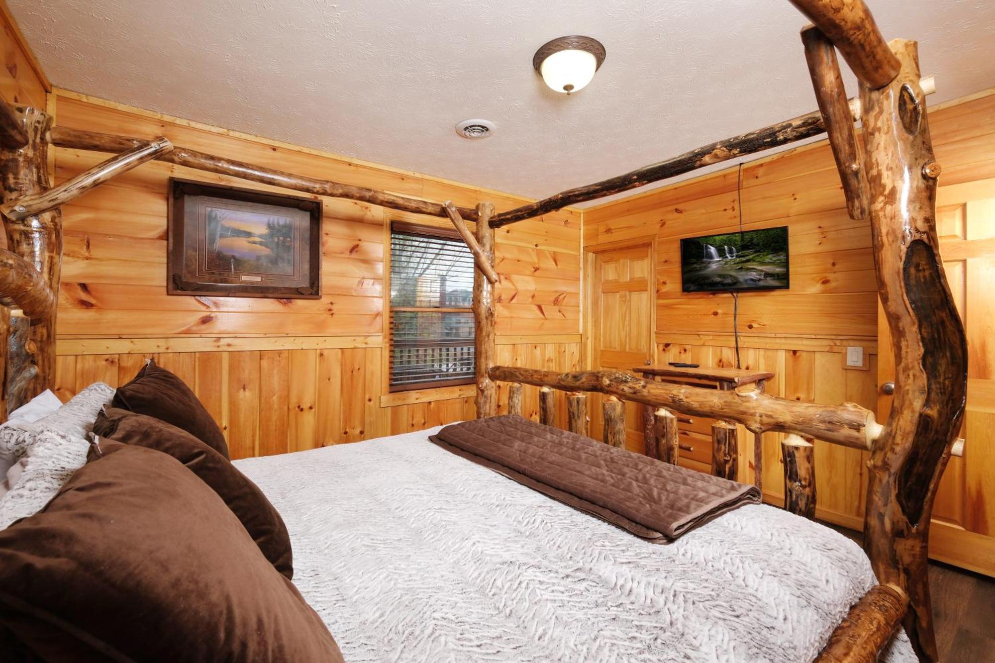 Holiday home 6br W Outdoor Pool Just 3 Min To Pigeon Forge! Free Attraction Tickets Gameroom Hot Tub *
