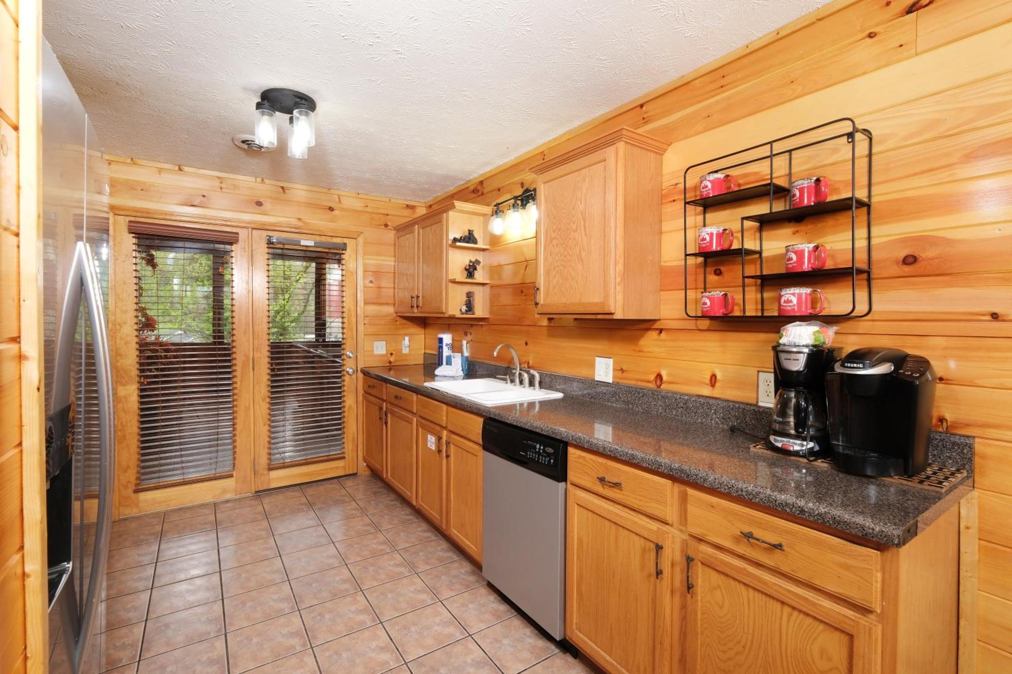 6br W Outdoor Pool Just 3 Min To Pigeon Forge! Free Attraction Tickets Gameroom Hot Tub Holiday home