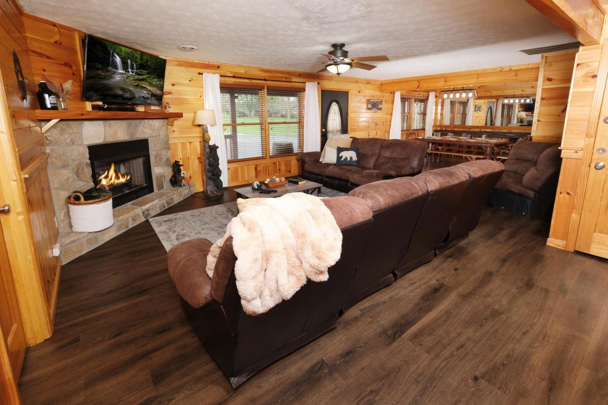 6br W Outdoor Pool Just 3 Min To Pigeon Forge! Free Attraction Tickets Gameroom Hot Tub Pigeon Forge