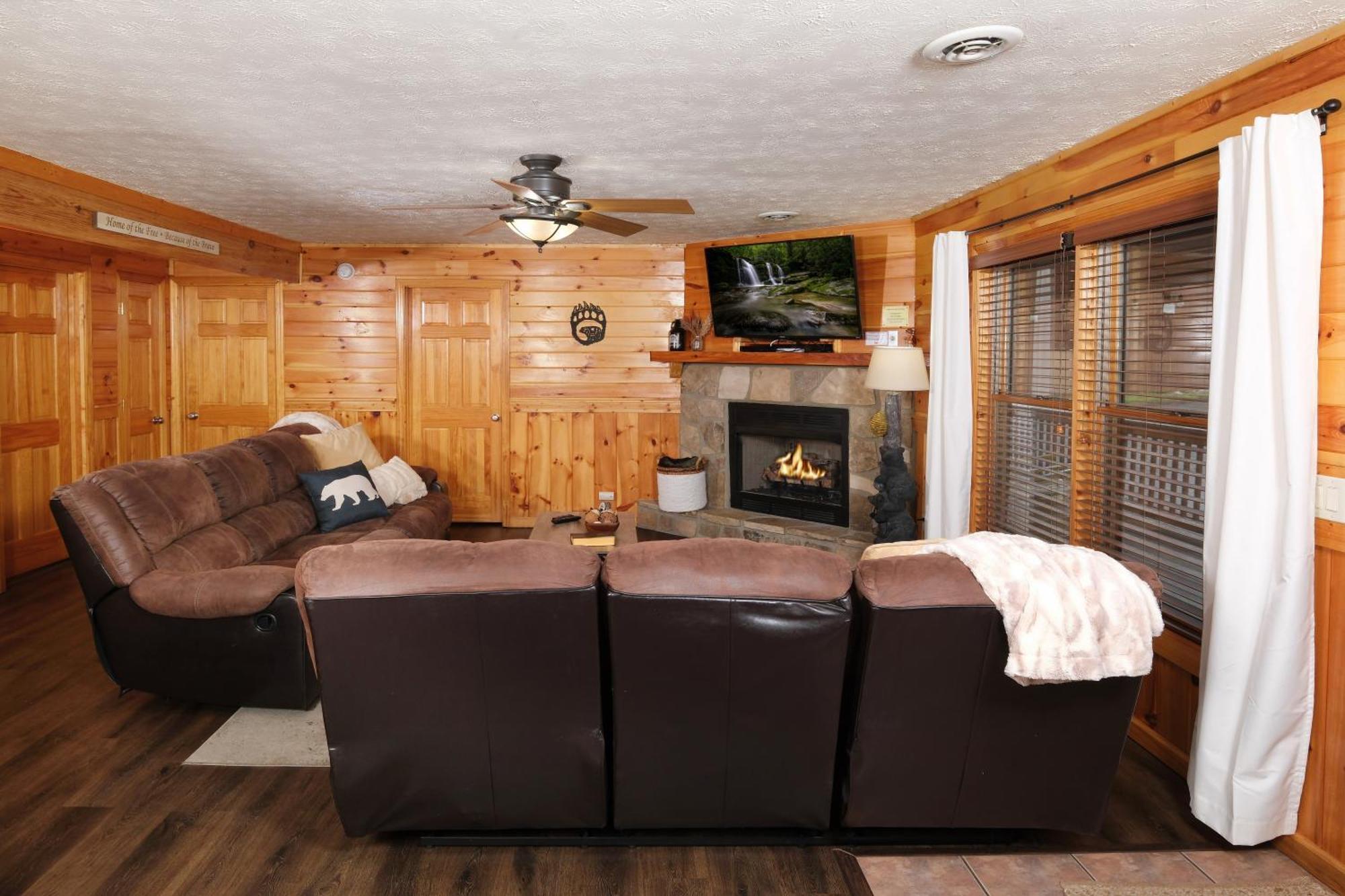 Holiday home 6br W Outdoor Pool Just 3 Min To Pigeon Forge! Free Attraction Tickets Gameroom Hot Tub