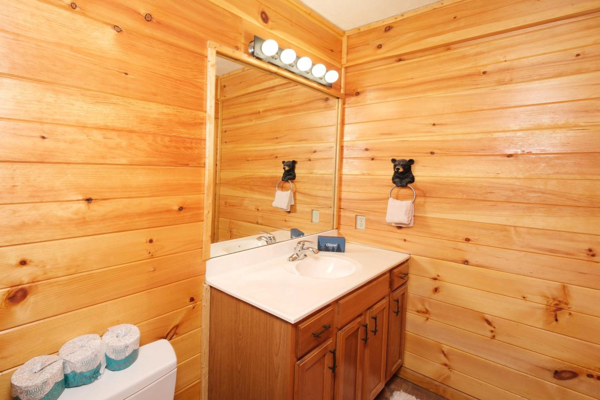 Holiday home 6br W Outdoor Pool Just 3 Min To Pigeon Forge! Free Attraction Tickets Gameroom Hot Tub *