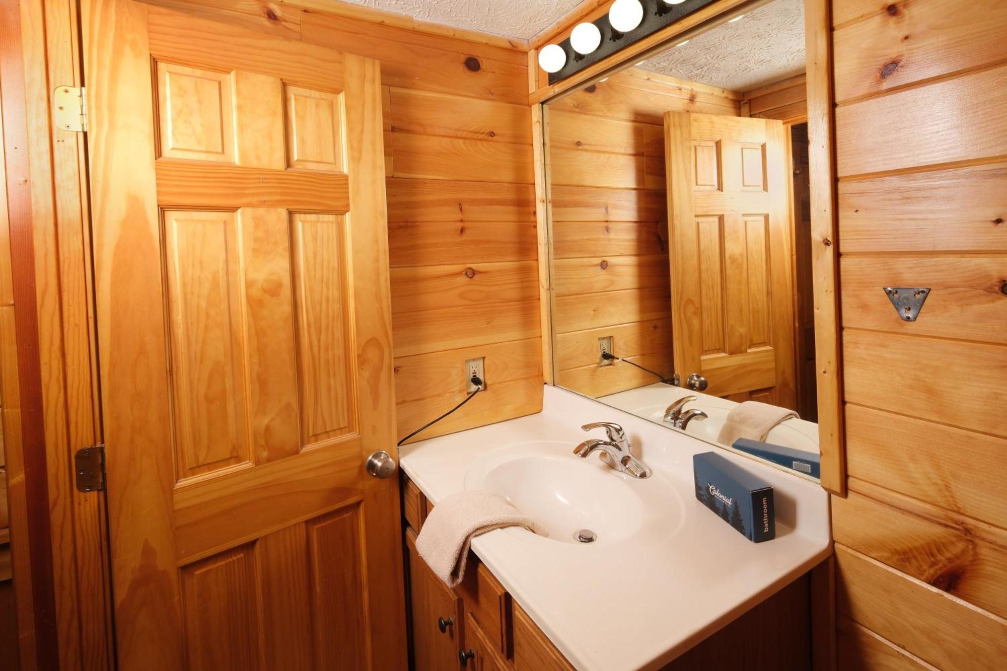 6br W Outdoor Pool Just 3 Min To Pigeon Forge! Free Attraction Tickets Gameroom Hot Tub Holiday home Pigeon Forge