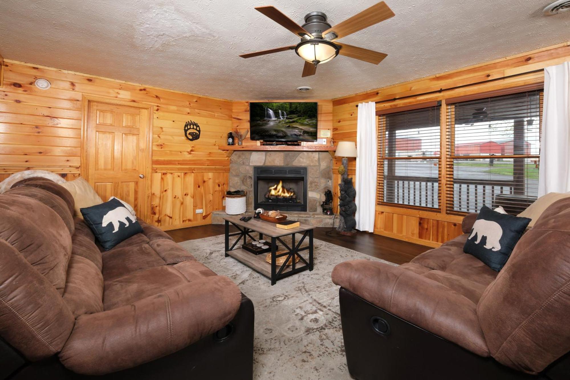 6br W Outdoor Pool Just 3 Min To Pigeon Forge! Free Attraction Tickets Gameroom Hot Tub Holiday home Pigeon Forge