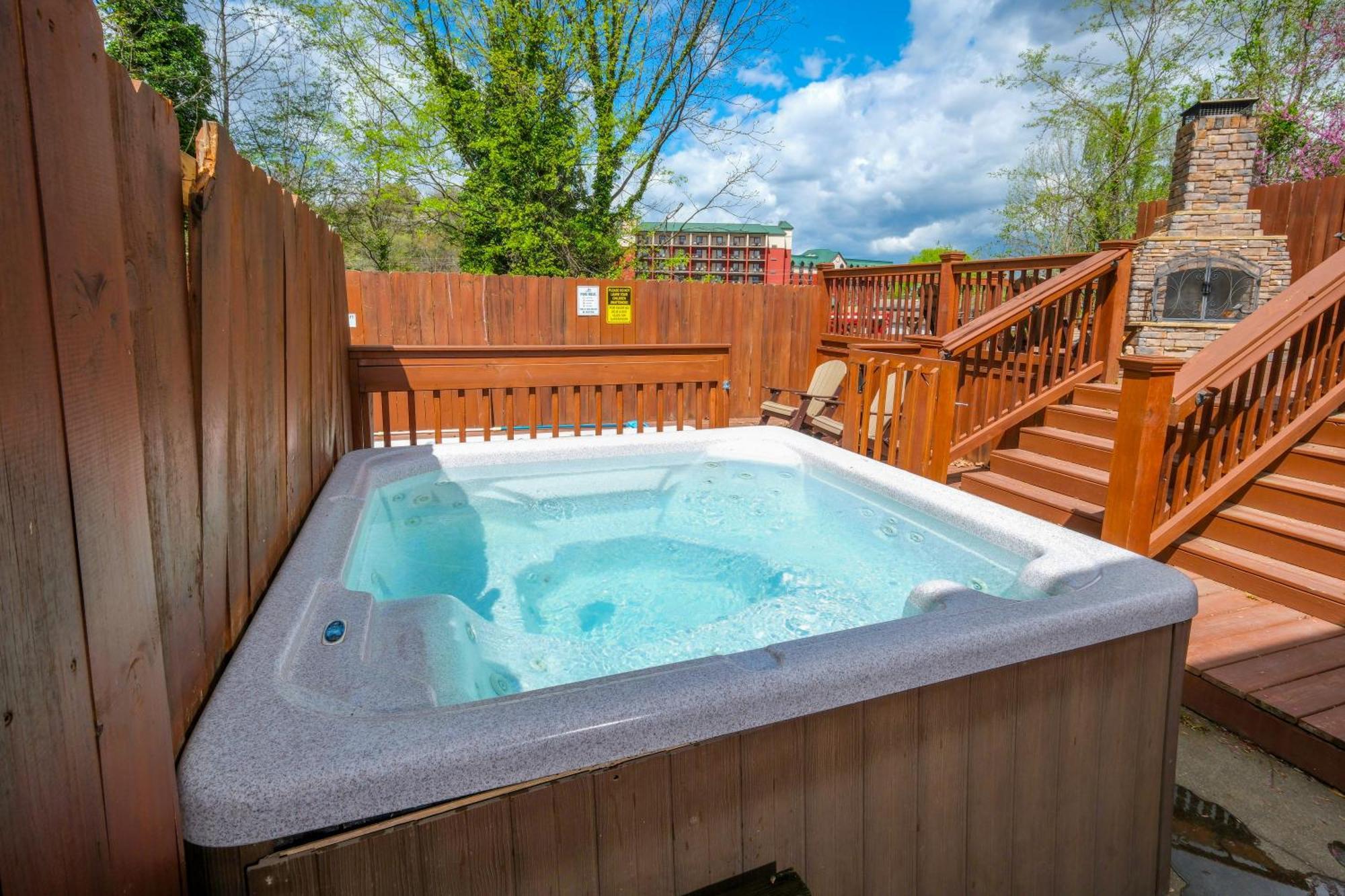 6br W Outdoor Pool Just 3 Min To Pigeon Forge! Free Attraction Tickets Gameroom Hot Tub Pigeon Forge