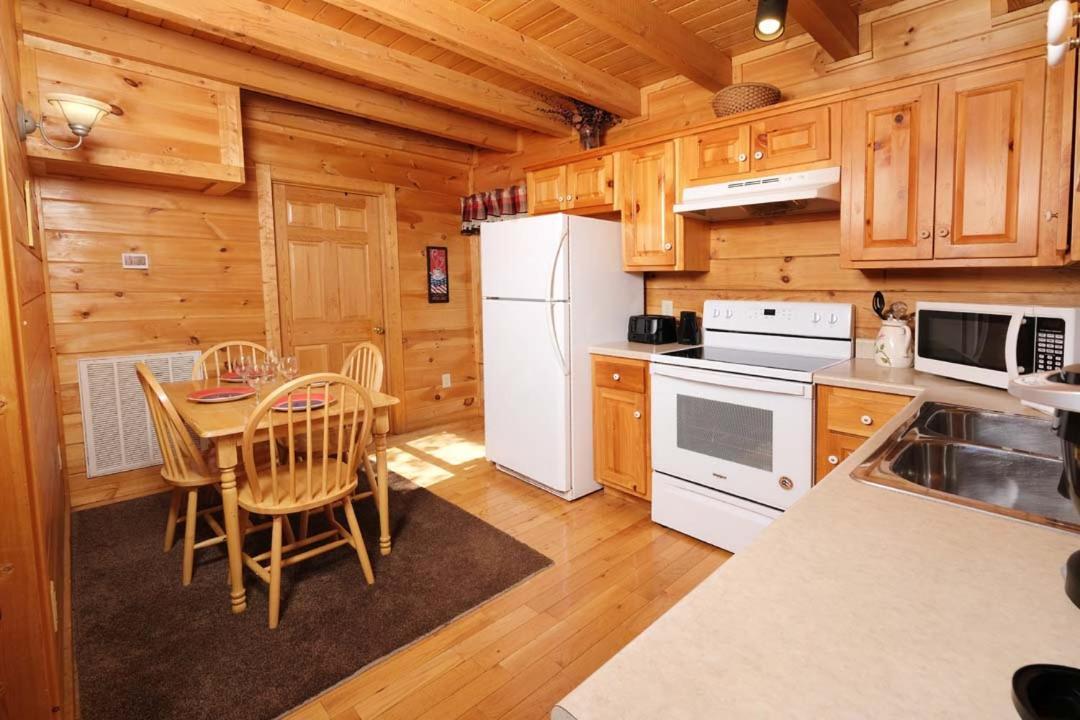 Holiday home Cozy 2br Hot Tub Pool Table *