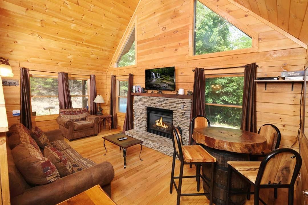 Cozy 2br Hot Tub Pool Table Holiday home Pigeon Forge