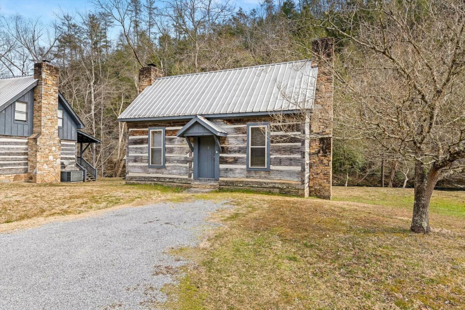 Holiday home Enchanting 1br Riverfront Cabin! *