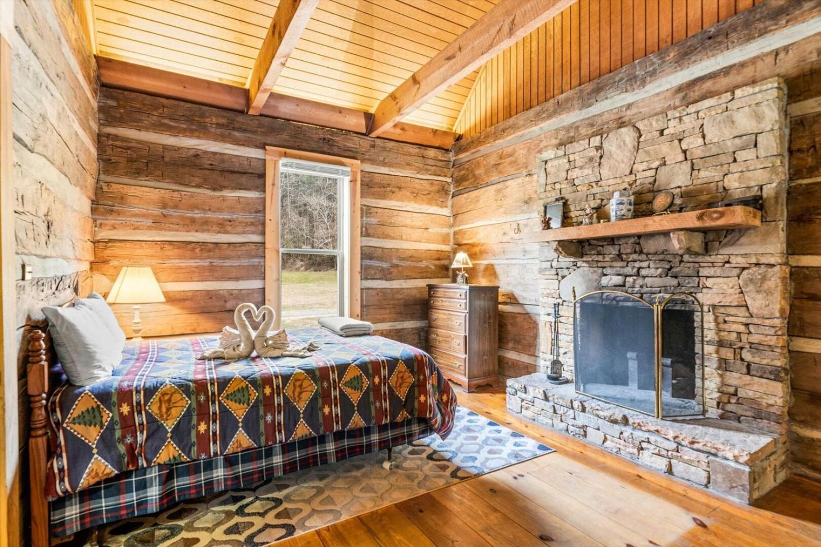 Holiday home Enchanting 1br Riverfront Cabin! Pigeon Forge