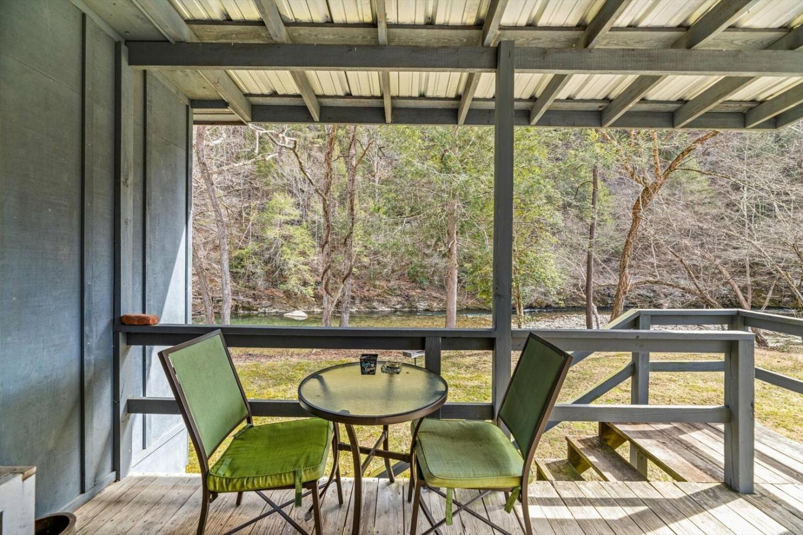 Enchanting 1br Riverfront Cabin! *