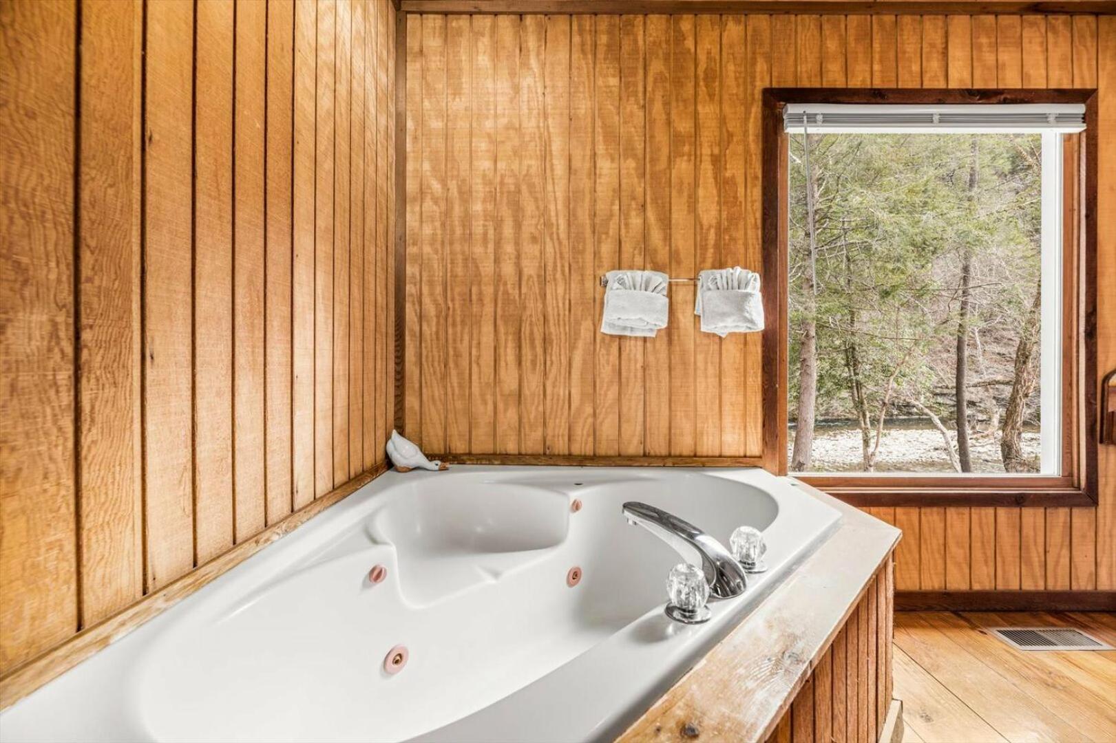 Enchanting 1br Riverfront Cabin! Pigeon Forge