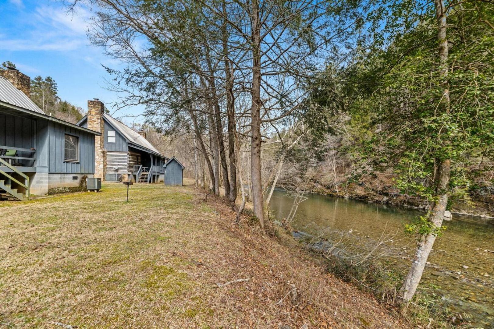 Holiday home Enchanting 1br Riverfront Cabin!