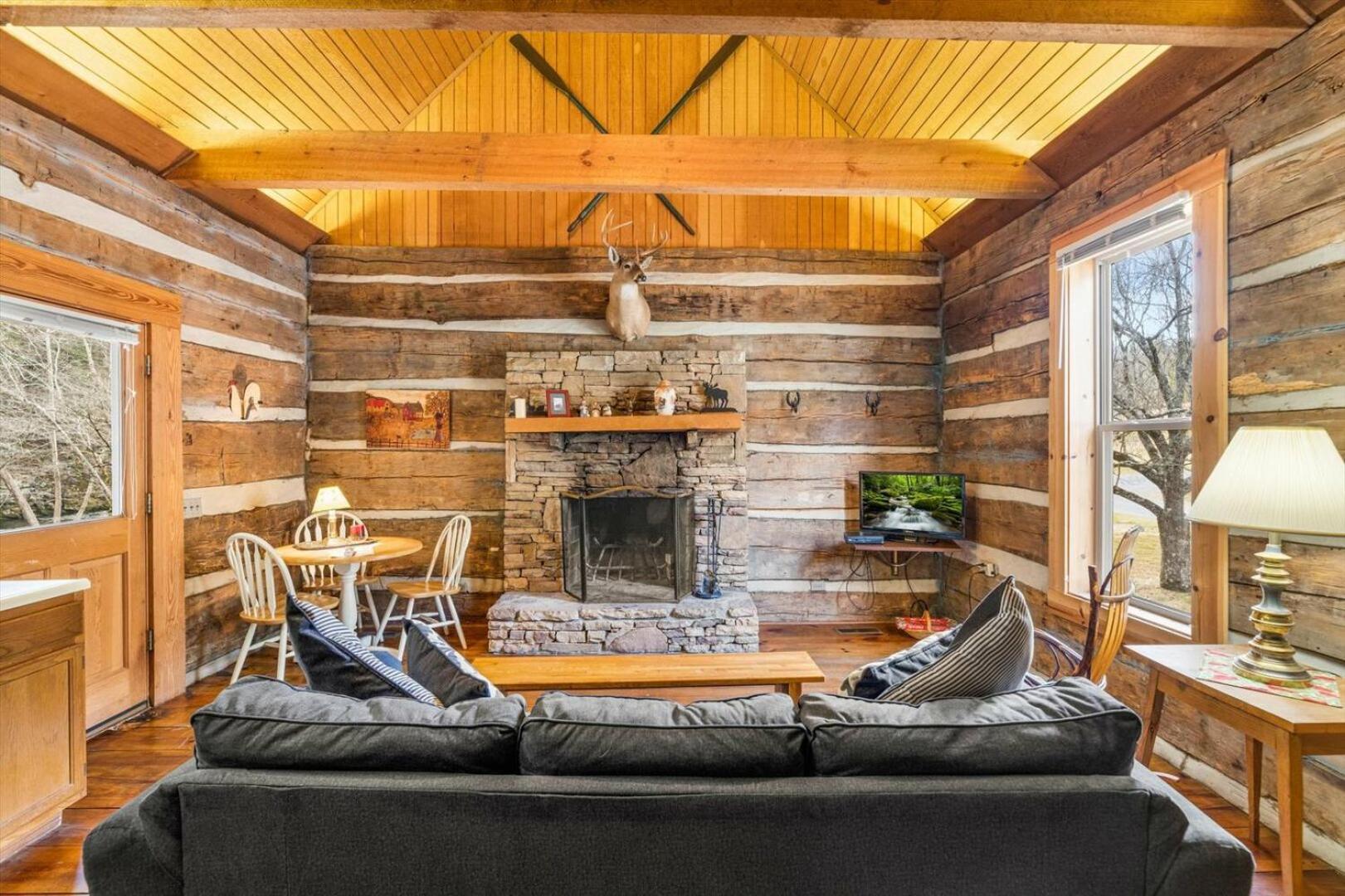 Enchanting 1br Riverfront Cabin! Holiday home *