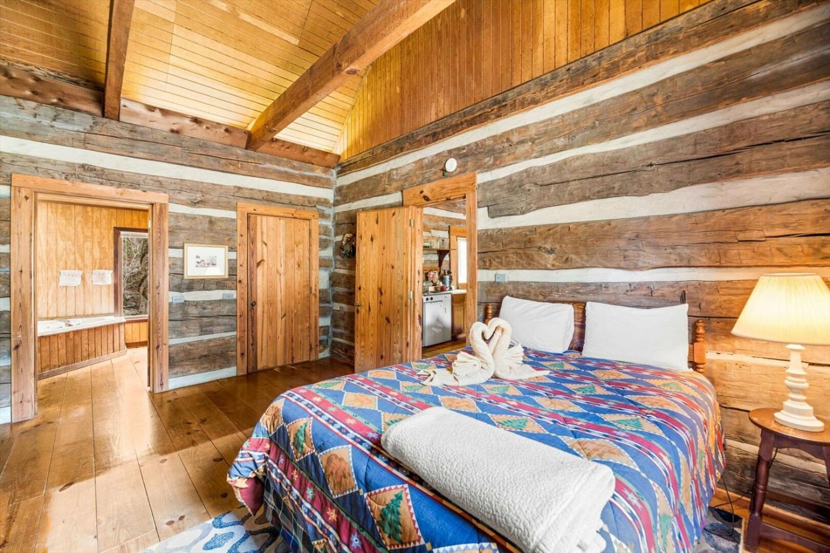 Enchanting 1br Riverfront Cabin! Holiday home Pigeon Forge