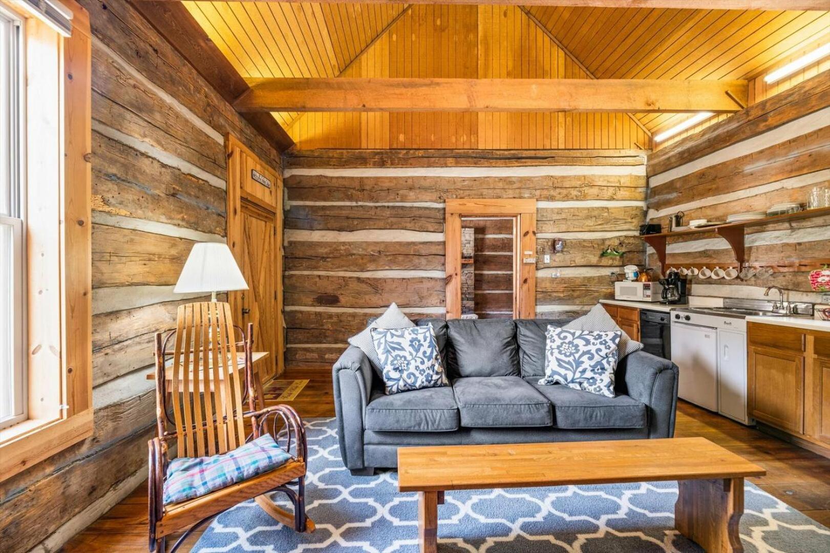 Enchanting 1br Riverfront Cabin! *