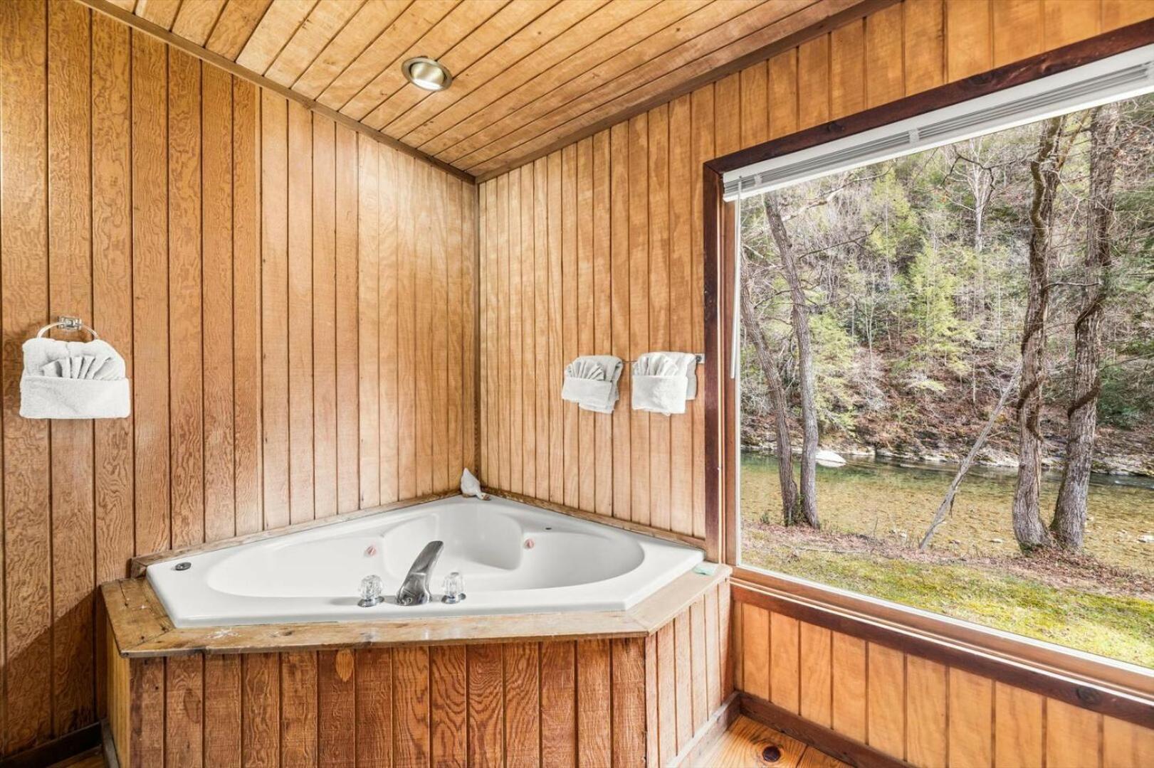 Enchanting 1br Riverfront Cabin! Pigeon Forge
