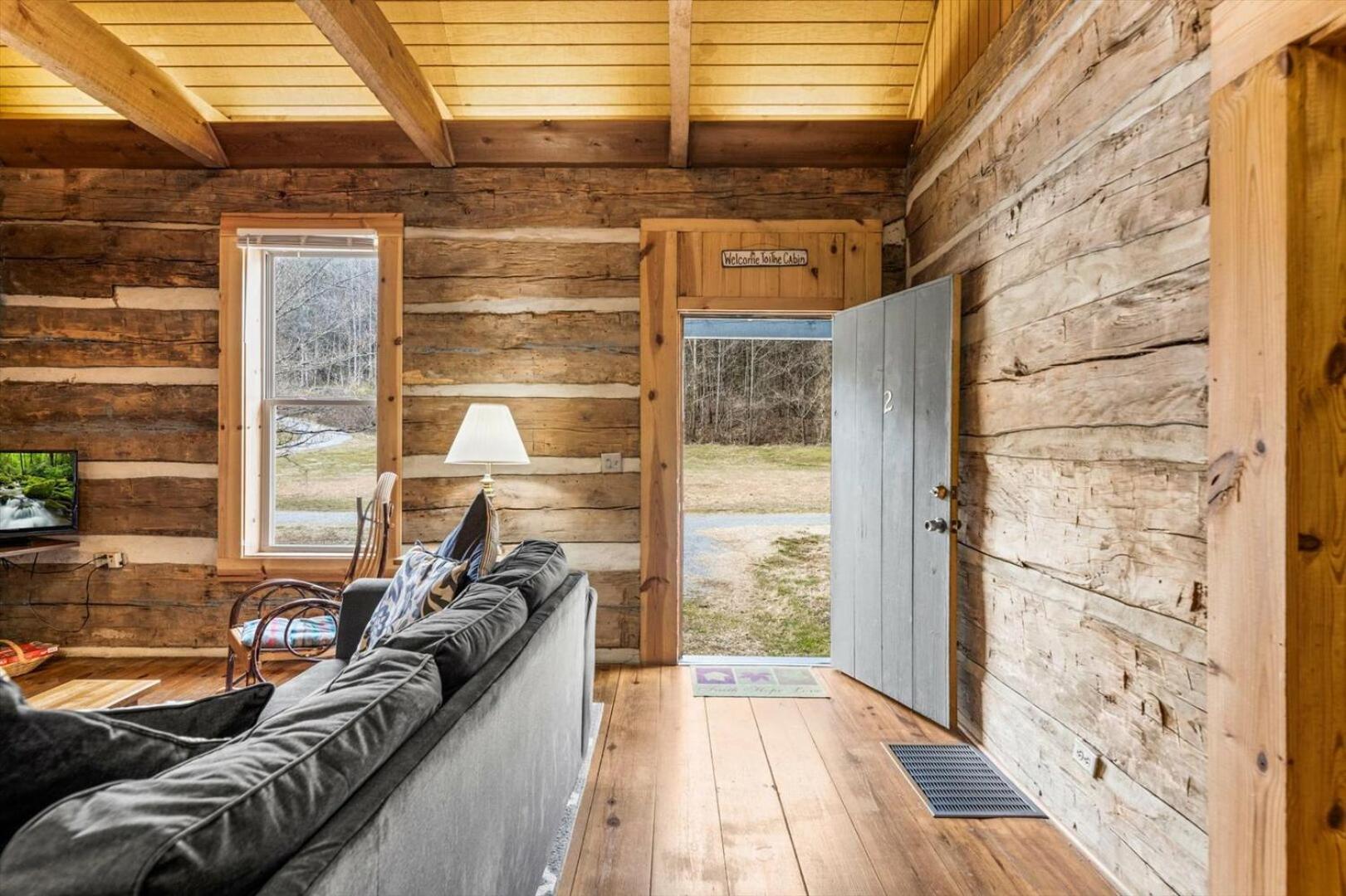 Enchanting 1br Riverfront Cabin!