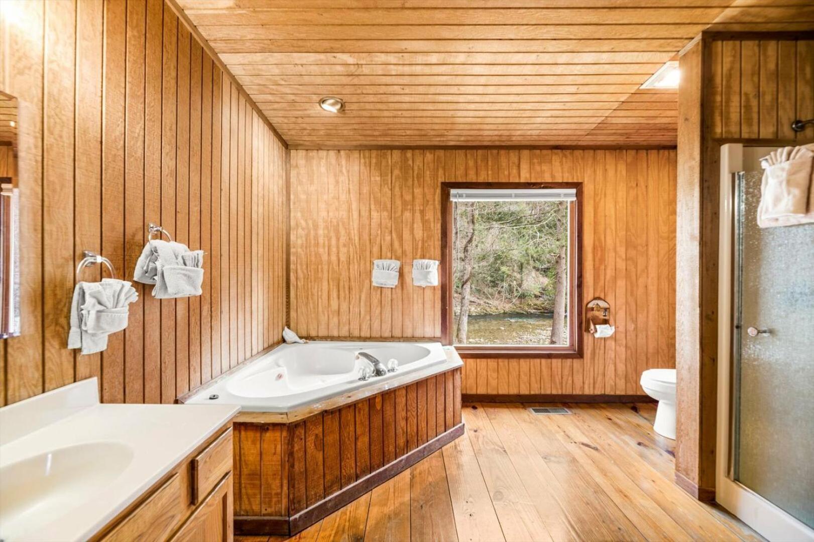Enchanting 1br Riverfront Cabin! Holiday home