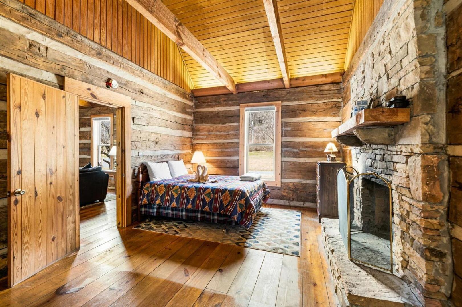 Holiday home Enchanting 1br Riverfront Cabin!