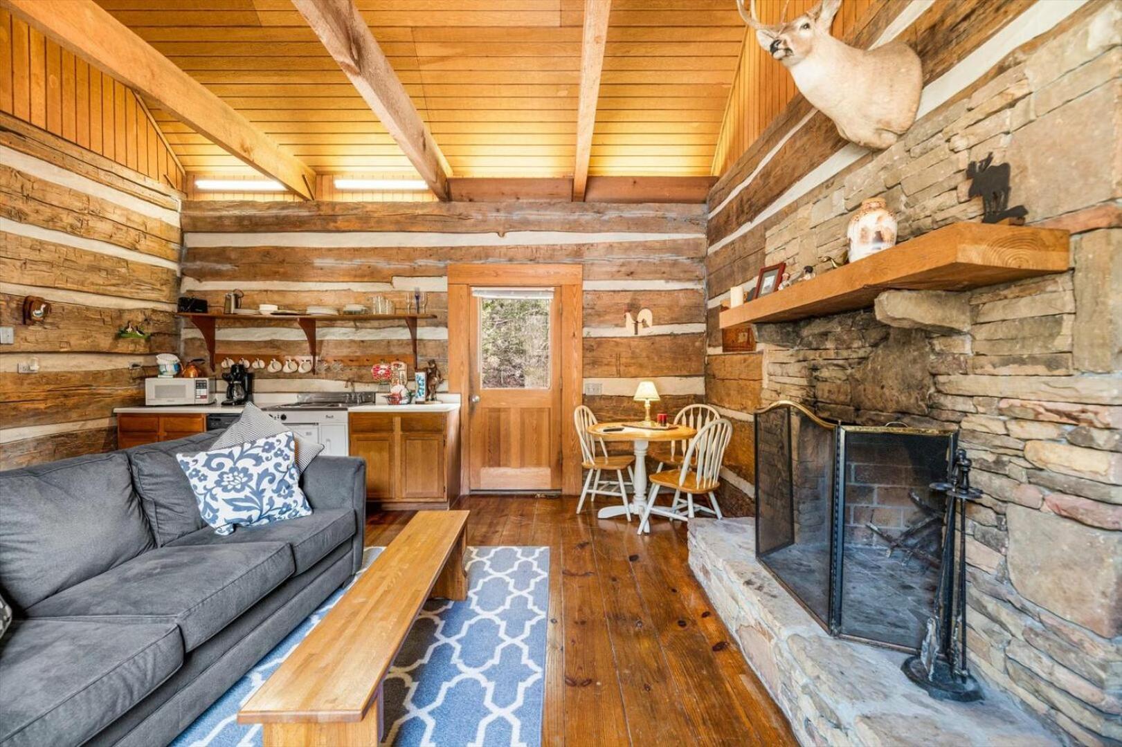 Holiday home Enchanting 1br Riverfront Cabin! Pigeon Forge