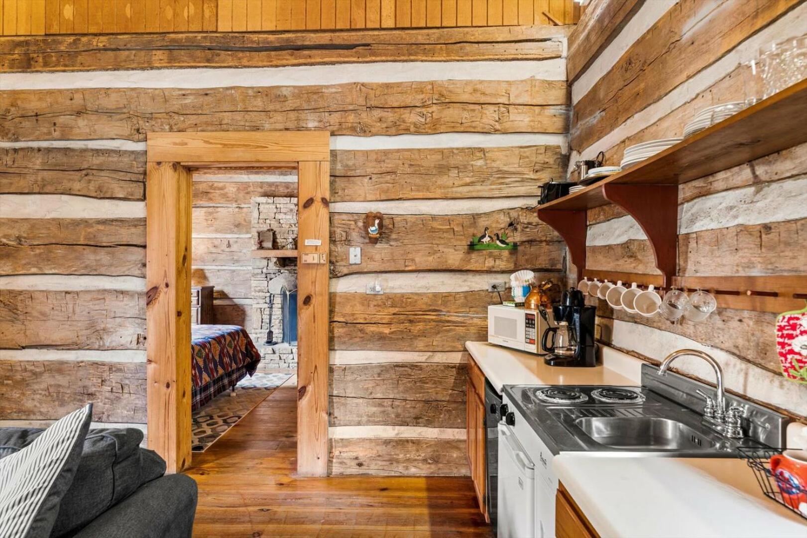 Enchanting 1br Riverfront Cabin! Pigeon Forge