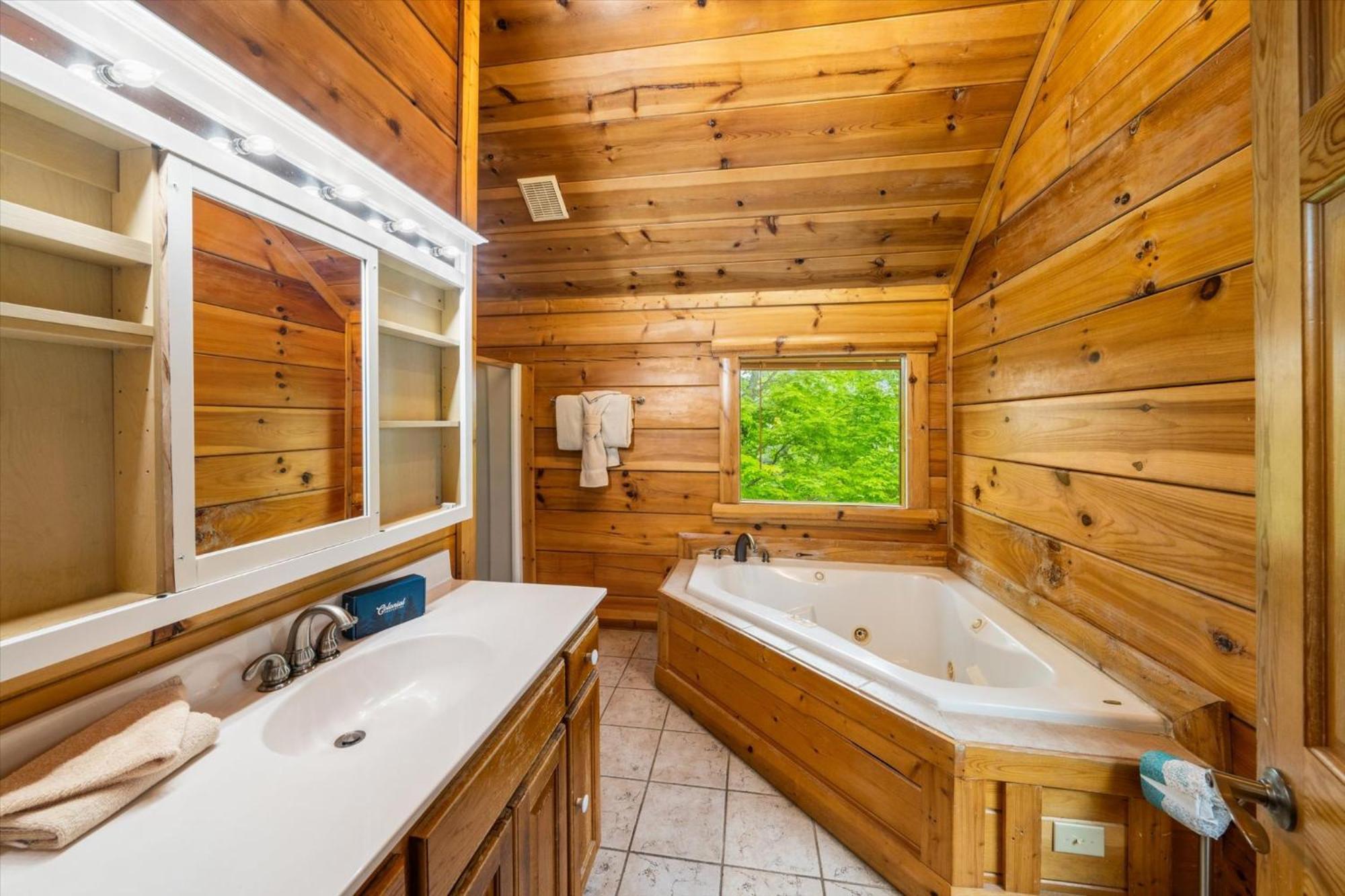 Spacious 5br Sleeps 10 Gameroom Hot Tub Free Attraction Tickets