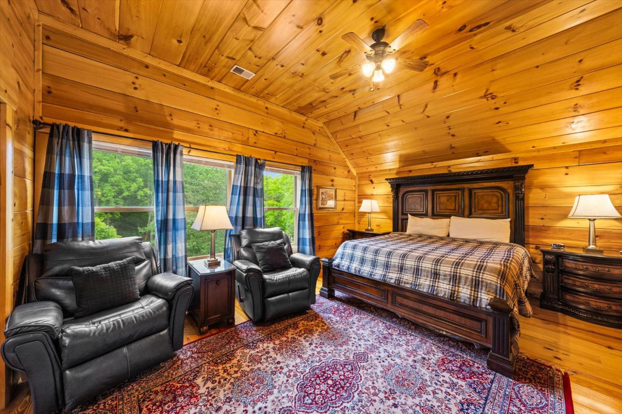 Spacious 5br Sleeps 10 Gameroom Hot Tub Free Attraction Tickets Pigeon Forge