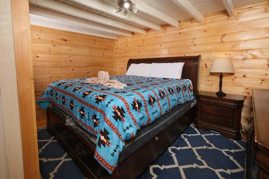 Spacious Creekside 6br Fire Pit Hot Tub Free Attraction Tickets