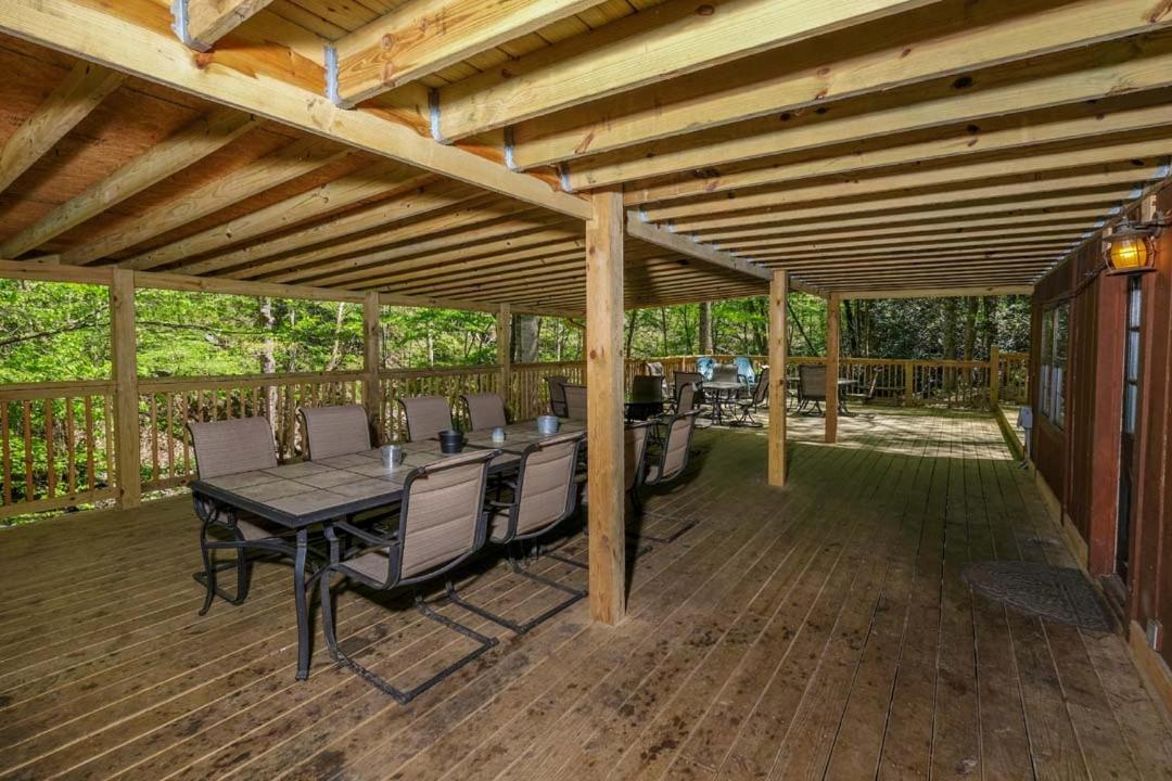 Spacious Creekside 6br Fire Pit Hot Tub Free Attraction Tickets *