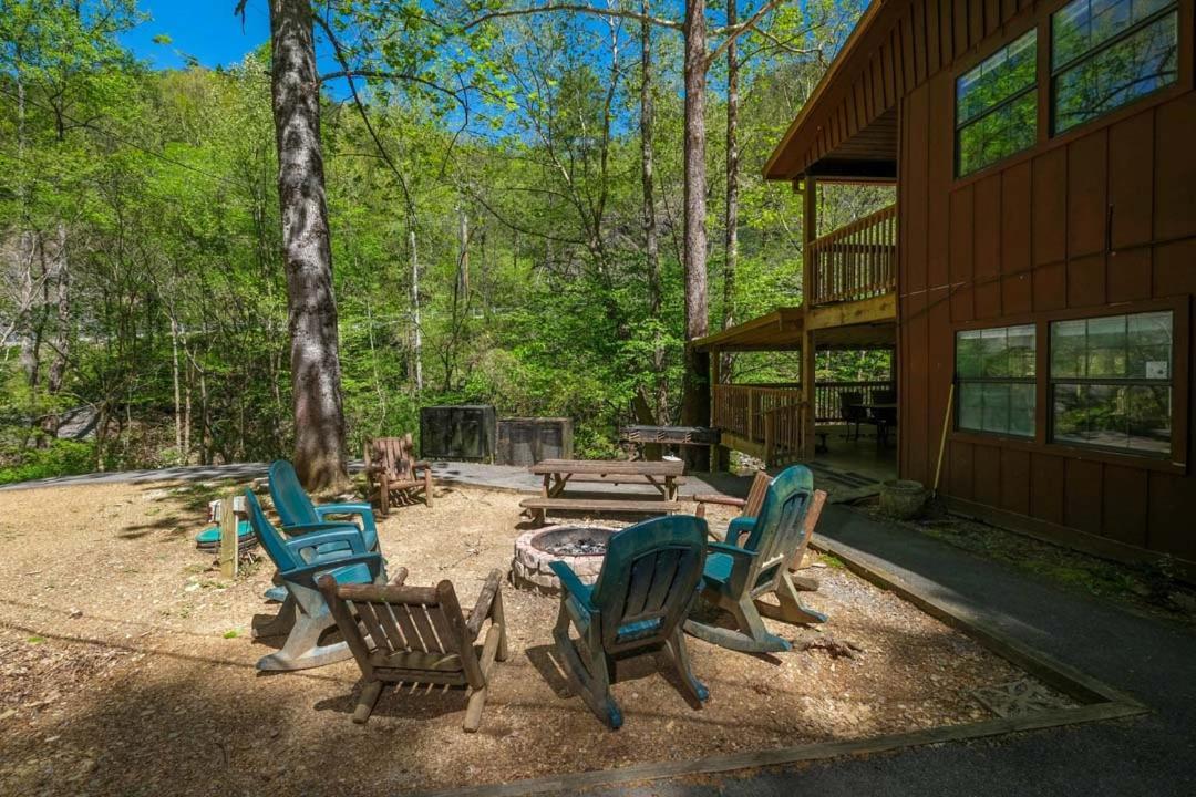 Spacious Creekside 6br Fire Pit Hot Tub Free Attraction Tickets Pigeon Forge