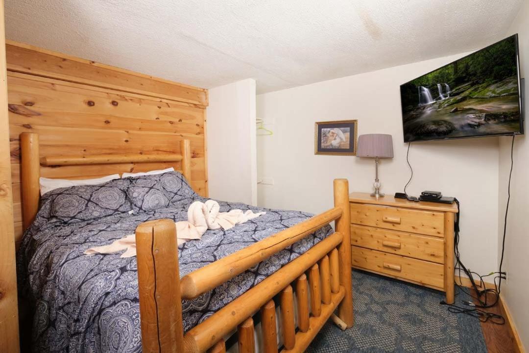 Spacious Creekside 6br Fire Pit Hot Tub Free Attraction Tickets