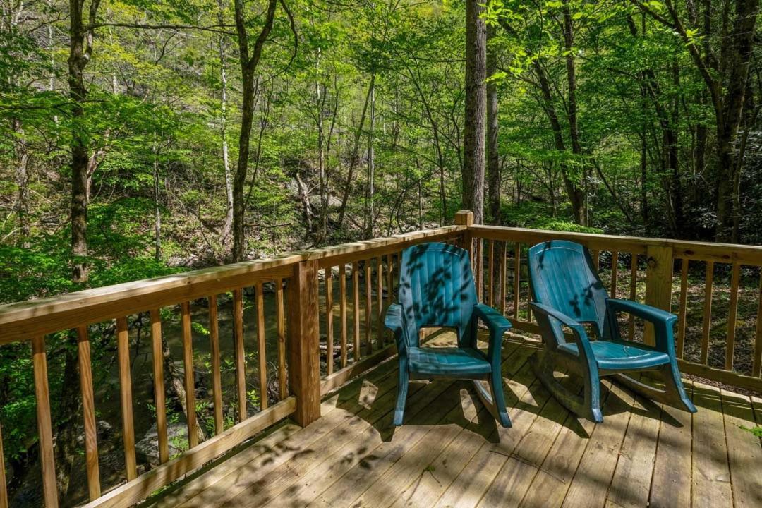 Spacious Creekside 6br Fire Pit Hot Tub Free Attraction Tickets Holiday home