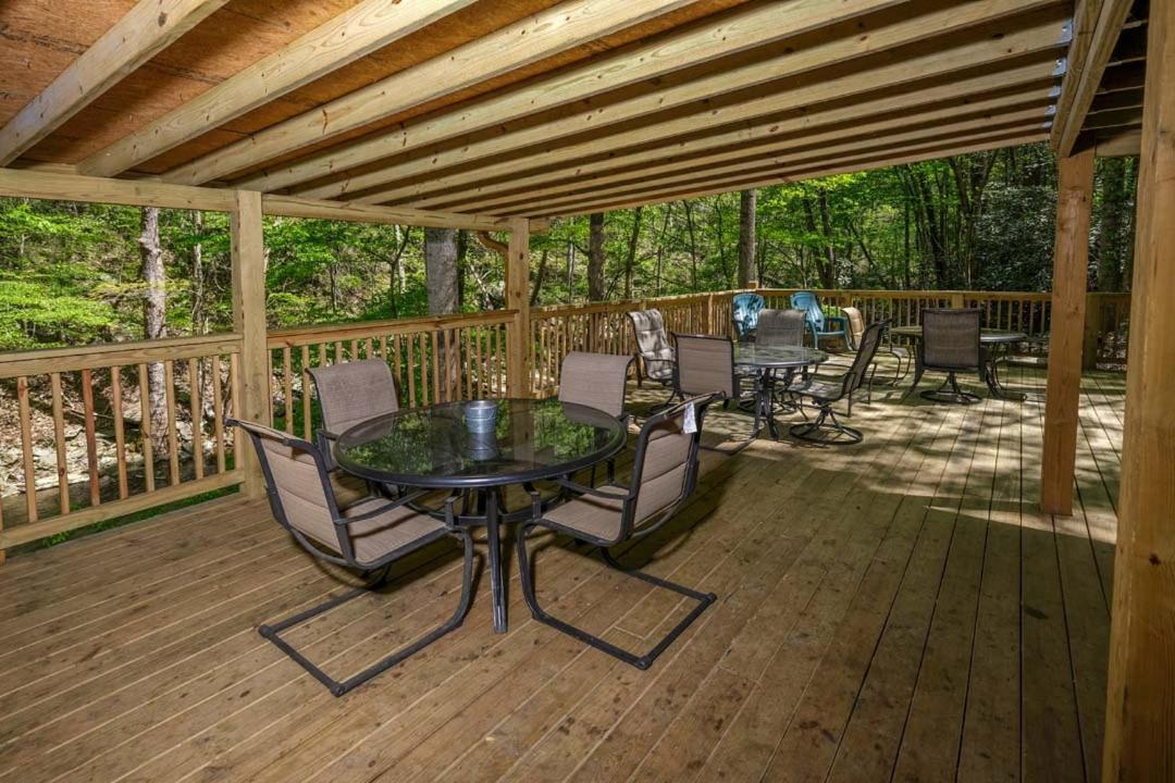 Spacious Creekside 6br Fire Pit Hot Tub Free Attraction Tickets Pigeon Forge
