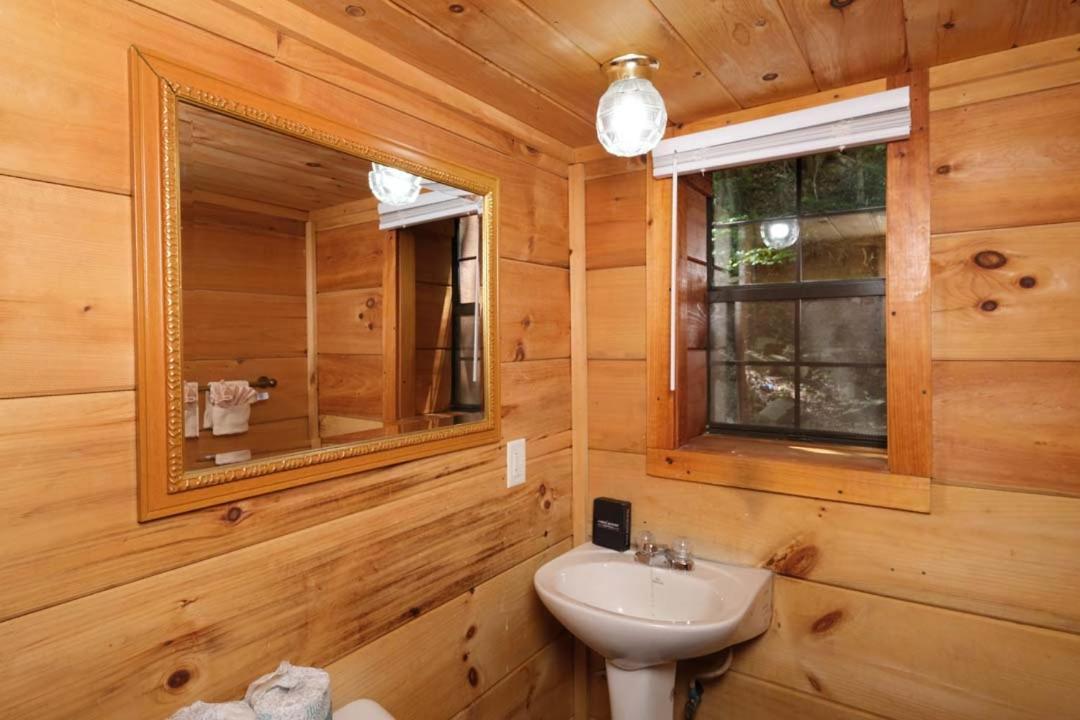 Spacious Creekside 6br Fire Pit Hot Tub Free Attraction Tickets Holiday home *