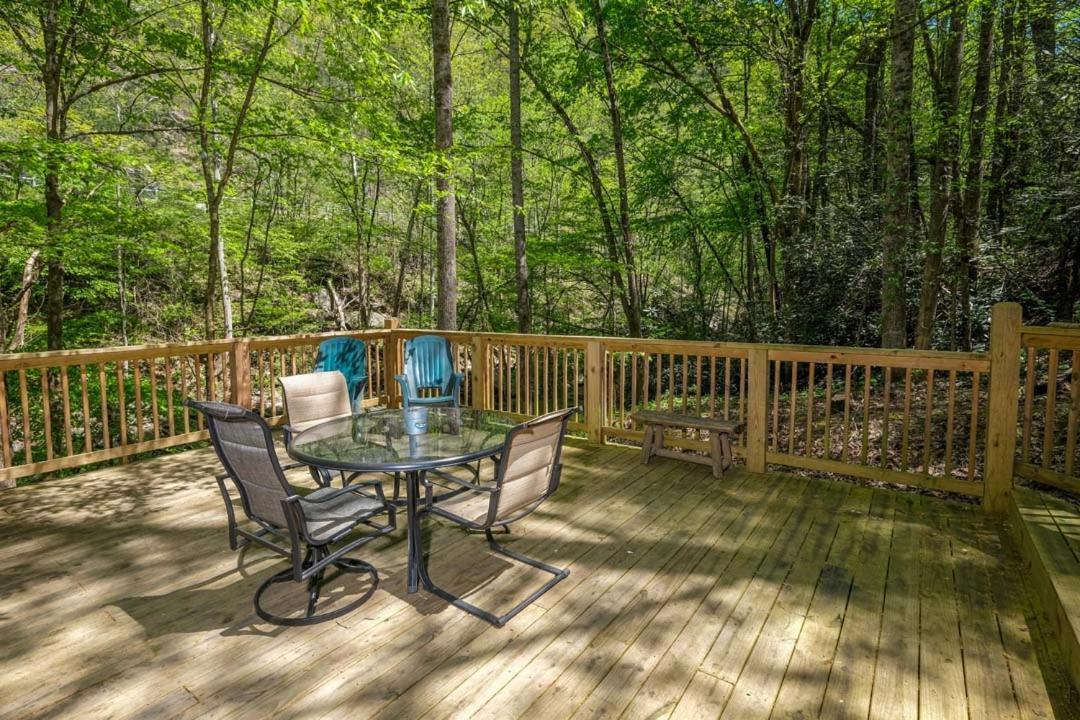 Spacious Creekside 6br Fire Pit Hot Tub Free Attraction Tickets *