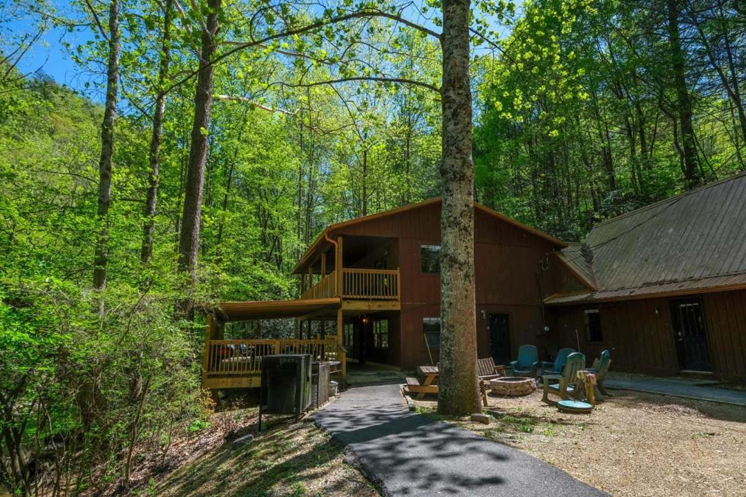 Spacious Creekside 6br Fire Pit Hot Tub Free Attraction Tickets Pigeon Forge