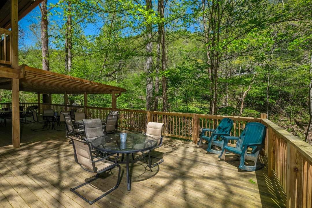 Spacious Creekside 6br Fire Pit Hot Tub Free Attraction Tickets * Pigeon Forge